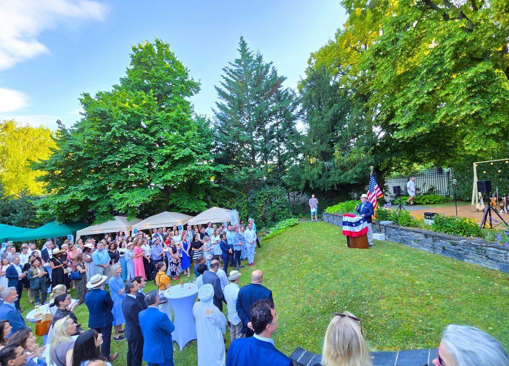 “There is no place like… Kansas“: U.S. Independence Day Feier (VIDEO)
