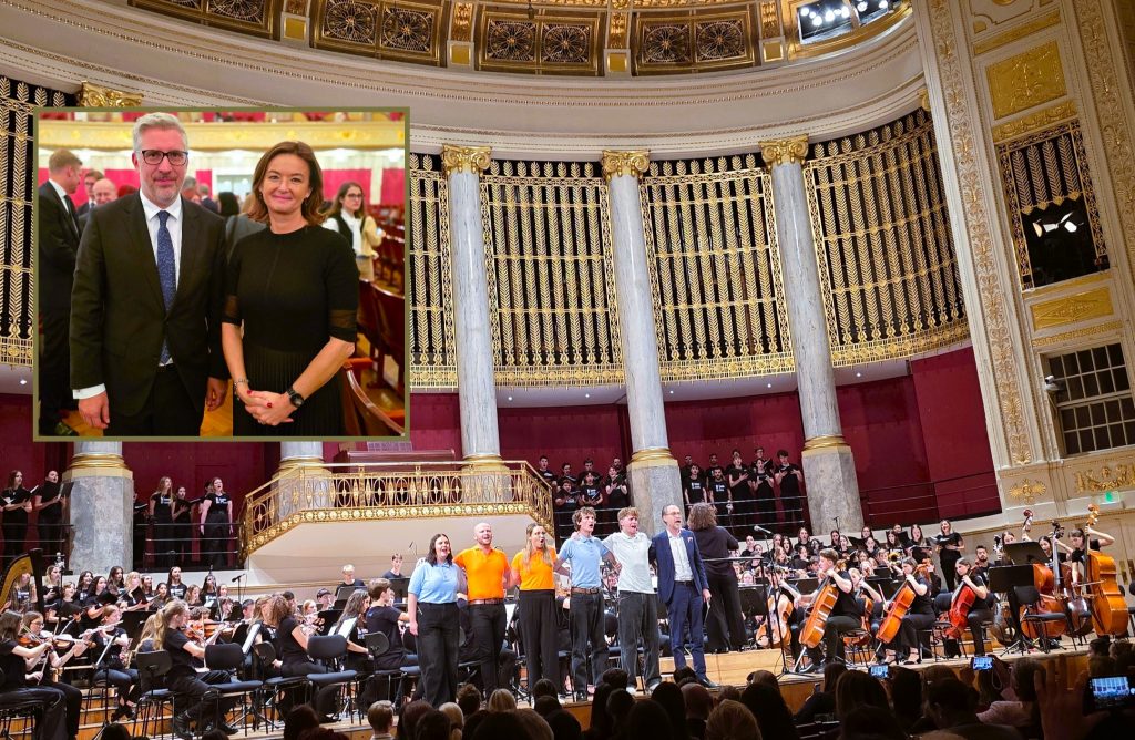 SIT DOWN – PEACE CHILD:  Slowenische Außenministerin Tanja Fajon bei der Österreichpremiere des Musicals (VIDEO & FOTO)