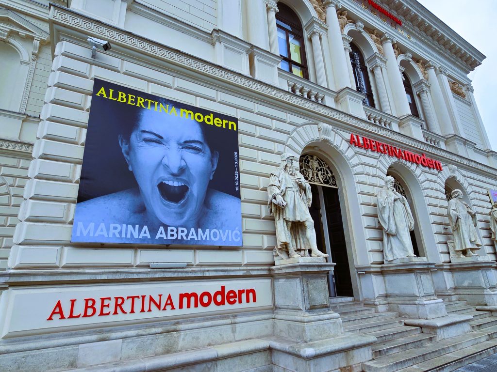 MARINA ABRAMOVIĆ in der ALBERTINA MODERN: Ausstellung von Begründerin der modernen Performance ist in Wien eröffnet! (VIDEO)