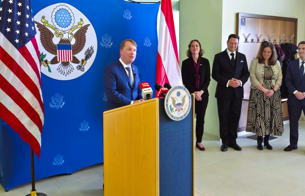 WILLKOMMEN IN ÖSTERREICH: Die Ankunft des neuen US-Botschafters in Wien (VIDEO)