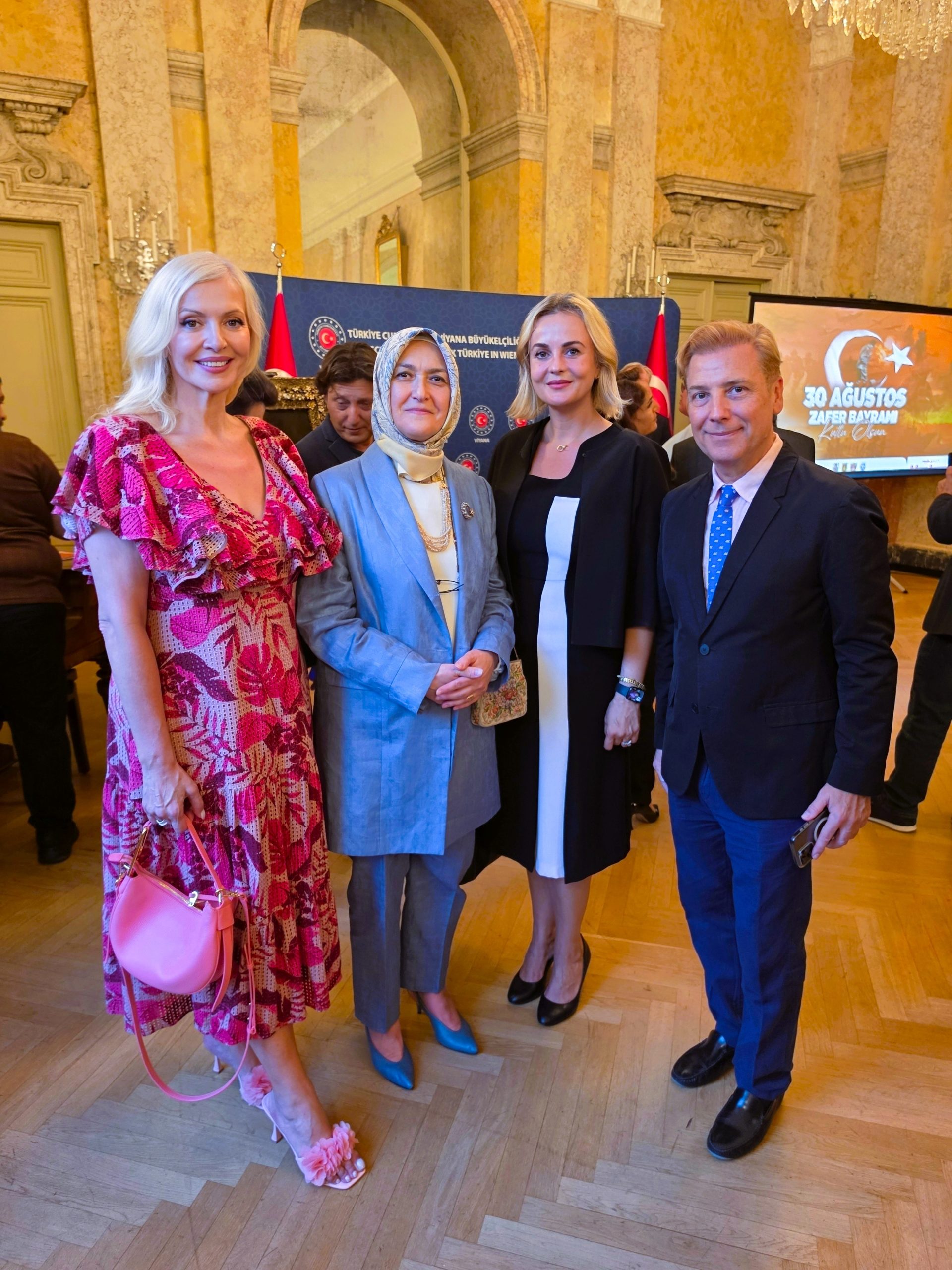Der türkische Modedesigner Atıl Kutoğlu, Frau Ayten Eler vom türkischen Außenministerium, Ehefrau des Botschafters Gürsel Dönmez und Svetlana Nenadović Glušac, Direktorin von Diplomacy&Commerce Austria (v.r.n.l.) 